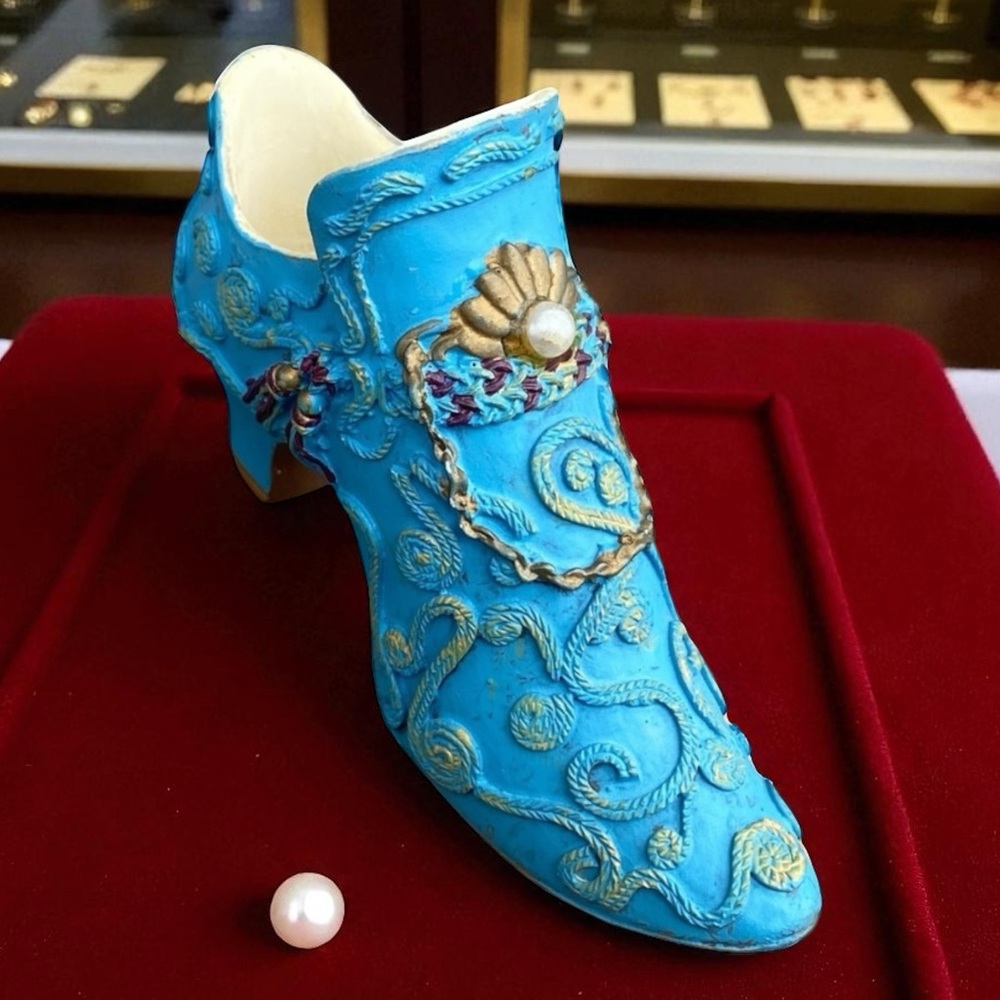 Just the Right Shoe" by Raine (Lorraine Vail), model "The Empress - Picture 4 of 11